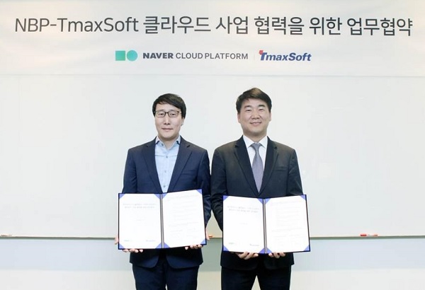 ▲ NBP 김경영 상무(왼쪽)와 티맥스소프트 김규형 상무가 클라우드 사업 협력을 위한 업무협약을 체결했다.